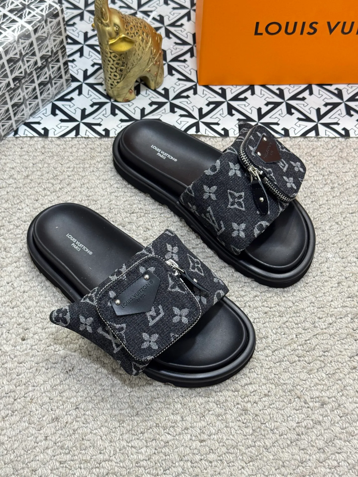 Men's shoes 💰400 [New style] 🦇🦇Top original order [Louis Vuitton] Couple style 👫Spring and summer style🎯🎯As an active family in the fashion industry ⭐ Lv is characterized by bold innovation ⚡Fabric down cloth🔥 Combined outsole, clean and tidy ⚡Fashionable and generous🌹Multiple colors available..Size: 36-44 (45 customized